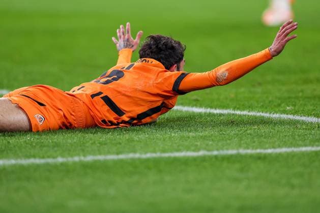 22.01.2025, Fußball, UEFA Champions League, Schachtar Donezk - Stade Brestois 29, Arena AufSchalke Gelsenkirchen, 7. Spieltag Saison 2024 2025: Irakli Azarovi (Schachtar Donezk 16)liegt gestikulierend auf dem Spielfeld Elfmeter Nordrhein-Westfalen Deutschland