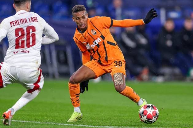 22.01.2025, Fußball, UEFA Champions League, Schachtar Donezk - Stade Brestois 29, Arena AufSchalke Gelsenkirchen, 7. Spieltag Saison 2024 2025: Pedrinho (Schachtar Donezk 38) im Zweikampf gegen Mathias Pereira Lage (Stade Brest 26) Nordrhein-Westfalen Deutschland