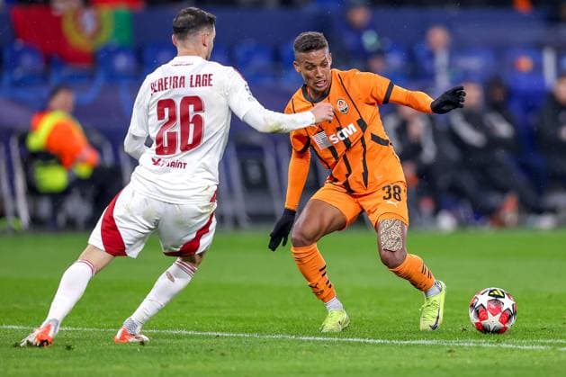 22.01.2025, Fußball, UEFA Champions League, Schachtar Donezk - Stade Brestois 29, Arena AufSchalke Gelsenkirchen, 7. Spieltag Saison 2024 2025: Pedrinho (Schachtar Donezk 38) im Zweikampf gegen Mathias Pereira Lage (Stade Brest 26) Nordrhein-Westfalen Deutschland