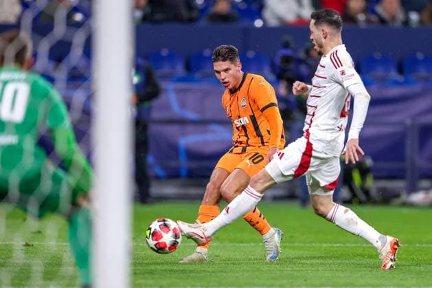22.01.2025, Fußball, UEFA Champions League, Schachtar Donezk - Stade Brestois 29, Arena AufSchalke Gelsenkirchen, 7. Spieltag Saison 2024 2025: Georgiy Sudakov (Schachtar Donezk 10) im Zweikampf gegen Mathias Pereira Lage (Stade Brest 26) Nordrhein-Westfalen Deutschland