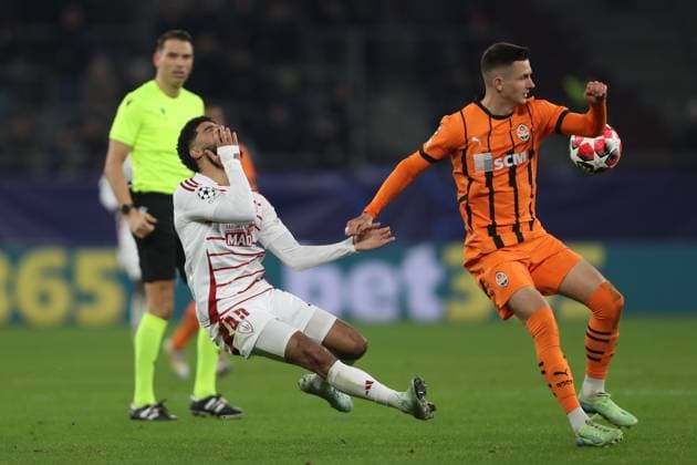 Mahdi Camara (Stade Brest 29) uind Georgiy Sudakov (Shakhtar Donetsk) battle for the ball during the UEFA Champions League 2024 25 League Phase MD7 match between FC Shakhtar Donetsk and Stade Brestois 29 at Veltins Arena on January 22, 2025 in Gelsenkirchen, Germany. (Photo by Oliver Kaelke DeFodi Images) Defodi-678_2025_01_21_OK_SHASTA_1122