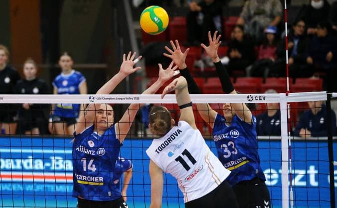 BAU 22.01.2025 Stuttgart Volleyball Allianz MTV Stuttgart vs. CSO Voluntari 2005, v.l. Kelsey Veltman (Stuttgart), Mira Todorova (Voluntari), Maria Segura Palleres (Stuttgart)