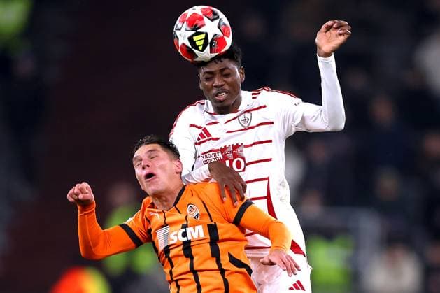 22.01.2025, Fußball, UEFA Champions League, Schachtar Donezk - Stade Brestois 29, Arena AufSchalke Gelsenkirchen, 7. Spieltag Saison 2024 2025: Kopfball Kopfballduell Abdoulaye Ndiaye (Stade Brest 3) im zweikampf gegen Georgiy Sudakov (Schachtar Donezk 10) Nordrhein-Westfalen Deutschland
