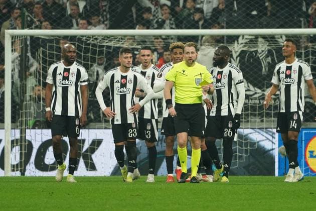 Players of Besiktas reacts to Referee Julian Weinberger during the UEFA Europa League 2024 25 League Phase MD7 match between Besiktas JK and Athletic Club at Tupras Stadium on January 22, 2025 in Istanbul, Turkey. Istanbul Turkey Copyright: xSeskimphotox Besiktas-ABilbao_220125 (133)