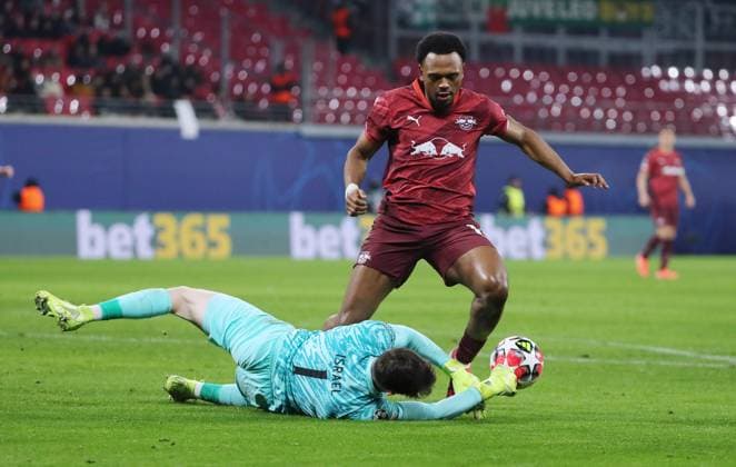 Torwart Franco Israel, Lois Openda Zweikampf Spielszene Aktion Fußball Fussball UEFA Champions League UCL Herren 7. Spieltag Saison 2024 2025 22.01.2025 Rasen Ballsport RB Leipzig RBL vs Sporting Lissabon DFL regulations prohibit any use of photographs as image sequences and or quasi-video.