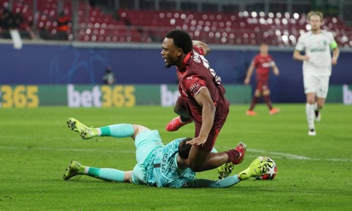Torwart Franco Israel, Lois Openda Zweikampf Spielszene Aktion Fußball Fussball UEFA Champions League UCL Herren 7. Spieltag Saison 2024 2025 22.01.2025 Rasen Ballsport RB Leipzig RBL vs Sporting Lissabon DFL regulations prohibit any use of photographs as image sequences and or quasi-video.