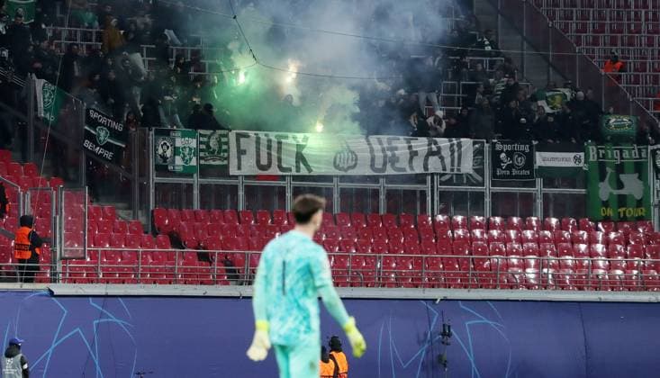 Sport Bilder des Tages Pyrotechnik, Bengalos, Feuerwerk im Gästeblock, fuck UEFA Fußball Fussball UEFA Champions League UCL Herren 7. Spieltag Saison 2024 2025 22.01.2025 Rasen Ballsport RB Leipzig RBL vs Sporting Lissabon DFL regulations prohibit any use of photographs as image sequences and or quasi-video.