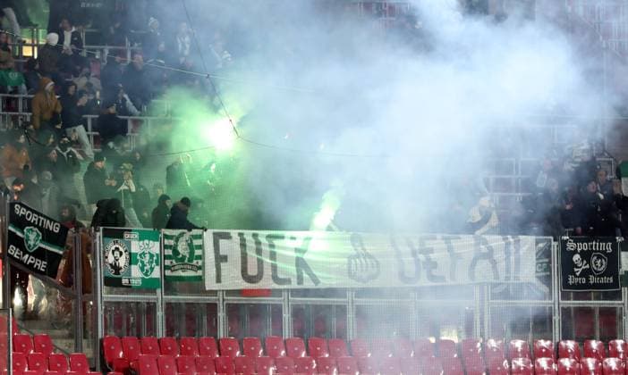 Pyrotechnik, Bengalos, Feuerwerk im Gästeblock, fuck UEFA Fußball Fussball UEFA Champions League UCL Herren 7. Spieltag Saison 2024 2025 22.01.2025 Rasen Ballsport RB Leipzig RBL vs Sporting Lissabon DFL regulations prohibit any use of photographs as image sequences and or quasi-video.