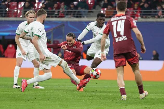 UEFA Champions League: RB Leipzig vs. Sporting Lissabon, 22.01.25 Xavi Simons (10, RB Leipzig) mit einem Schuss unter Bedrängnis. Fussball, UEFA Champions League, Saison 2024 2025: RB Leipzig vs. Sporting Lissabon am 22.01.25 in der Red Bull Arena, Leipzig. Copyright: xBEAUTIFULxSPORTS JanxKaeferx