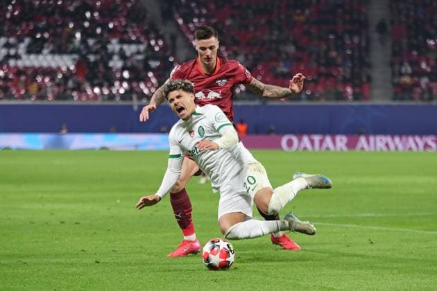 UEFA Champions League: RB Leipzig vs. Sporting Lissabon, 22.01.25 Maxi Araujo (20, Sporting Lissabon) geht im Duell mit Benjamin Sesko (30, RB Leipzig) zu Boden. Fussball, UEFA Champions League, Saison 2024 2025: RB Leipzig vs. Sporting Lissabon am 22.01.25 in der Red Bull Arena, Leipzig. Copyright: xBEAUTIFULxSPORTS JanxKaeferx