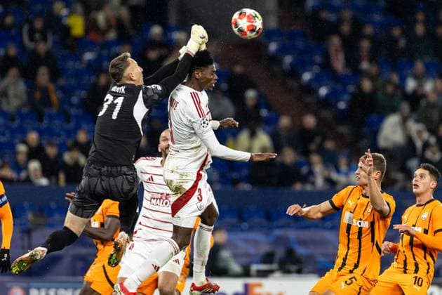 UEFA Champions League: FC Shakhtar Donetsk - Stade Brest; 22.01.2025 Abdoulaye Ndiaye (Stade Brest, 3), Dmytro Riznyk (FC Shakhtar Donetsk, 31) UEFA Champions League: FC Shakhtar Donetsk - Stade Brest; Arena AufSchalke, Gelsenkirchen; 22.01.2025 Copyright: xBEAUTIFULxSPORTS Buriakovx