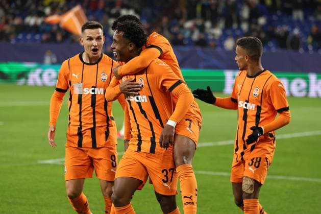 Die Spieler von Shakhtar Donetsk freuen sich über das Tor zum 1:0 durch Pedrinho (Shakhtar Donetsk) beim Spiel der Champions League (Saison 2024 25) Schachtar Donezk - Stade Brest Copyright: Thomas Pakusch