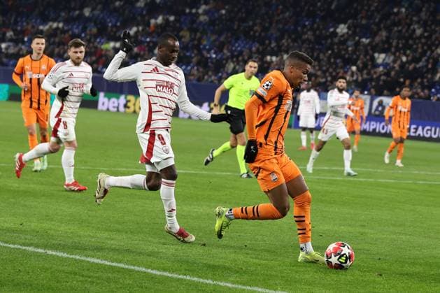 Pedrinho (Shakhtar Donetsk) und Kamory Doumbia (Stadew Brest 29) beim Spiel der Champions League (Saison 2024 25) Schachtar Donezk - Stade Brest Copyright: Thomas Pakusch