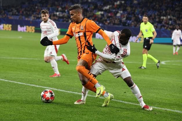 Pedrinho (Shakhtar Donetsk) und Kamory Doumbia (Stadew Brest 29) beim Spiel der Champions League (Saison 2024 25) Schachtar Donezk - Stade Brest Copyright: Thomas Pakusch