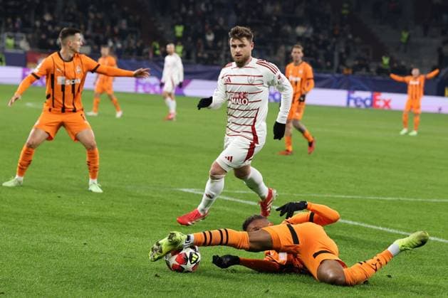 Pedrinho (Shakhtar Donetsk) geht nach einem Foul zu Boden beim Spiel der Champions League (Saison 2024 25) Schachtar Donezk - Stade Brest Copyright: Thomas Pakusch
