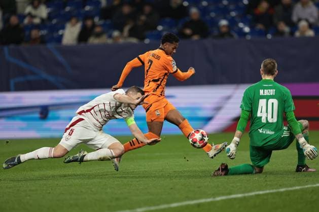 Brendan Chardonnet (Stadew Brest 29) , Eguinaldo (Shakhtar Donetsk) und Marco Bizot (Stadew Brest 29) (v.li.)beim Spiel der Champions League (Saison 2024 25) Schachtar Donezk - Stade Brest Copyright: Thomas Pakusch