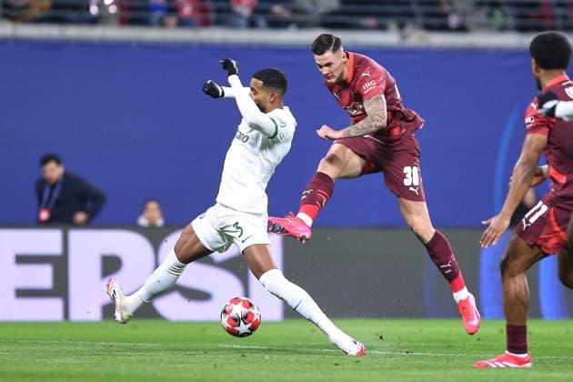 Leipzig, Sachsen, Deutschland, 22.01.2025: Red-Bull-Arena: Champions League: RB Leipzig - Sporting Lissabon: Duell zwischen Jerry St. Juste (3, Lissabon) und Benjamin Sesko (30, RBL), rechts kommt Lois Openda (11, RBL) in die Szene Copyright: xdtsxNachrichtenagenturx dts_56191