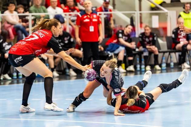 Sport Themen der Woche KW04 Sport Bilder des Tages 22.01.2025, GER, Handball, Frauen, Saison 2024 2025, 1.BL, 14.Spieltag, Thueringer HC - TuS Metzingen Kerstin Kuendig (Thueringer HC,27) Sandra Erlingsdottir (TuS Metzingen) Anika Niederwieser (Thueringer HC,14) 99947 Bad Langensalza Salza Halle Sporthalle Mehrz Thüringen Deutschland *** 22 01 2025, GER, Handball, Women, Season 2024 2025, 1 BL, Matchday 14, Thueringer HC TuS Metzingen Kerstin Kuendig Thueringer HC,27 Sandra Erlingsdottir TuS Metzingen Anika Niederwieser Thueringer HC,14 99947 Bad Langensalza Salza Halle Sporthalle Mehrz Thüringen Germany