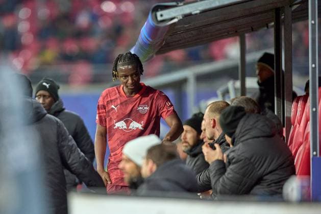 22.01.2025, Fußball, Männer, Champions League, Ligaphase, 2024 2025, Spieltag 7, RB Leipzig - Sporting Lissabon Amadou Haidara (8, RB Leipzig), klatscht nach Auswechslung mit der Bank ab Leipzig Red Bull Arena Sachsen Deutschland