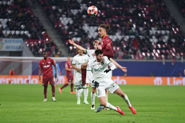 UEFA Champions League: RB Leipzig vs. Sporting Lissabon, 22.01.25 Yussuf Poulsen (9, RB Leipzig) rammt Goncalo Inacio (25, Sporting Lissabon) zu Boden. Fussball, UEFA Champions League, Saison 2024 2025: RB Leipzig vs. Sporting Lissabon am 22.01.25 in der Red Bull Arena, Leipzig. Copyright: xBEAUTIFULxSPORTS JanxKaeferx