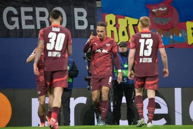 GER, Leipzig, RB Leipzig vs. Sporting Lissabon, 7. Spieltag UEFA Champions League Ligaphase im Bild v.l.: Benjamin Sesko (RB Leipzig 30), Yussuf Poulsen (RB Leipzig 09), mit Fingerzeig und Torjubel Nicolas Seiwald (RB Leipzig 13), 22.01.2025, UEFA REGULATIONS PROHIBIT ANY USE OF PHOTOGRAPHS AS IMAGE SEQUENCES AND OR QUASI-VIDEO, Copyright: HMBxMedia PaulxFritz