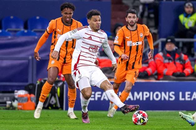 22.01.2025, Fußball, UEFA Champions League, Schachtar Donezk - Stade Brestois 29, Arena AufSchalke Gelsenkirchen, 7. Spieltag Saison 2024 2025: Kenny Lala (Stade Brest 7) gegen Kevin (Schachtar Donezk 37) und Irakli Azarovi (Schachtar Donezk 16) Nordrhein-Westfalen Deutschland