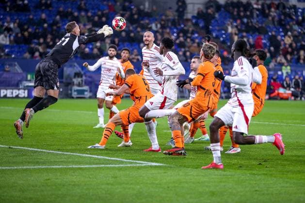 22.01.2025, Fußball, UEFA Champions League, Schachtar Donezk - Stade Brestois 29, Arena AufSchalke Gelsenkirchen, 7. Spieltag Saison 2024 2025: Torwart Dmytro Riznyk (Schachtar Donezk 31) pariert im Strafraum einen Ball Parade Strafraumaktion Nordrhein-Westfalen Deutschland