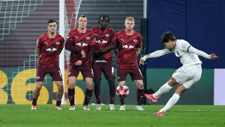 Freistossmauer Christoph Baumgartner, Lukas Klostermann, Amadou Haidara, Nicolas Seiwald, Daniel Braganca schiesst Zweikampf Spielszene Aktion Fußball Fussball UEFA Champions League UCL Herren 7. Spieltag Saison 2024 2025 22.01.2025 Rasen Ballsport RB Leipzig RBL vs Sporting Lissabon DFL regulations prohibit any use of photographs as image sequences and or quasi-video.