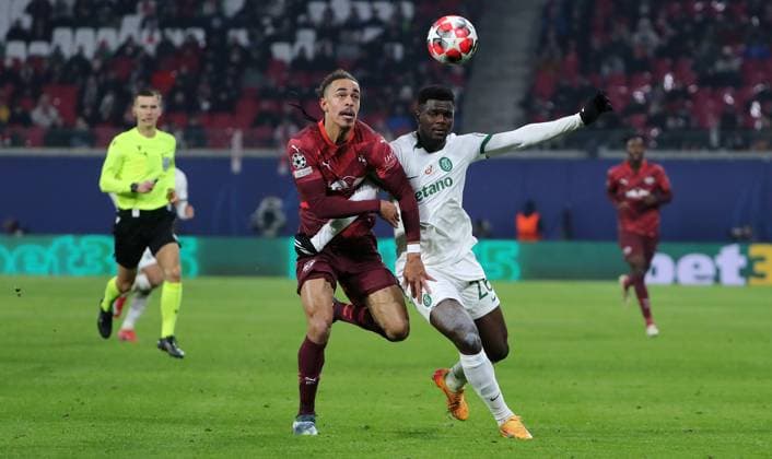 Yussuf Poulsen, Ousmane Diomande Zweikampf Spielszene Aktion Fußball Fussball UEFA Champions League UCL Herren 7. Spieltag Saison 2024 2025 22.01.2025 Rasen Ballsport RB Leipzig RBL vs Sporting Lissabon DFL regulations prohibit any use of photographs as image sequences and or quasi-video.