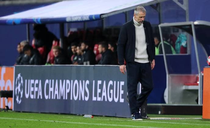 Trainer Marco Rose enttäuscht neben CL Logo Schriftzug Enttäuschung Fußball Fussball UEFA Champions League UCL Herren 7. Spieltag Saison 2024 2025 22.01.2025 Rasen Ballsport RB Leipzig RBL vs Sporting Lissabon DFL regulations prohibit any use of photographs as image sequences and or quasi-video.