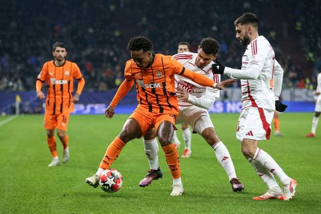 Kevin (Shakhtar Donetsk), Kenny Lala (Stade Brest 29) und Romain Del Castillo (Stade Brest 29) battle for the ball during the UEFA Champions League 2024 25 League Phase MD7 match between FC Shakhtar Donetsk and Stade Brestois 29 at Veltins Arena on January 22, 2025 in Gelsenkirchen, Germany. (Photo by Oliver Kaelke DeFodi Images) Defodi-678_2025_01_21_OK_SHASTA_1518