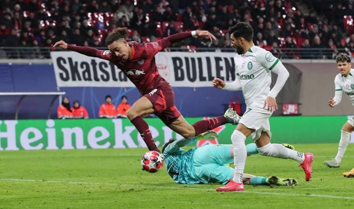 Yussuf Poulsen erzielt das Tor zum 2:1 gegen Torwart Franco Israel Zweikampf Spielszene Aktion Fußball Fussball UEFA Champions League UCL Herren 7. Spieltag Saison 2024 2025 22.01.2025 Rasen Ballsport RB Leipzig RBL vs Sporting Lissabon DFL regulations prohibit any use of photographs as image sequences and or quasi-video.