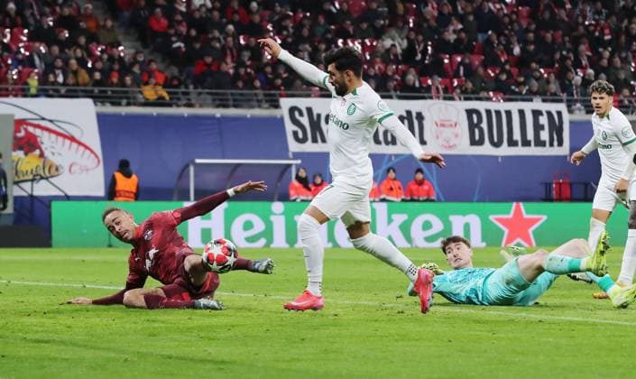 Yussuf Poulsen erzielt das Tor zum 2:1 gegen Ricardo Esgaio, Torwart Franco Israel Zweikampf Spielszene Aktion Fußball Fussball UEFA Champions League UCL Herren 7. Spieltag Saison 2024 2025 22.01.2025 Rasen Ballsport RB Leipzig RBL vs Sporting Lissabon DFL regulations prohibit any use of photographs as image sequences and or quasi-video.