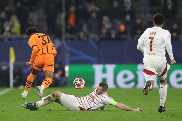 Kevin (Shakhtar Donetsk) und Brendan Chardonnet (Stade Brest 29) battle for the ball during the UEFA Champions League 2024 25 League Phase MD7 match between FC Shakhtar Donetsk and Stade Brestois 29 at Veltins Arena on January 22, 2025 in Gelsenkirchen, Germany. (Photo by Oliver Kaelke DeFodi Images) Defodi-678_2025_01_21_OK_SHASTA_1597
