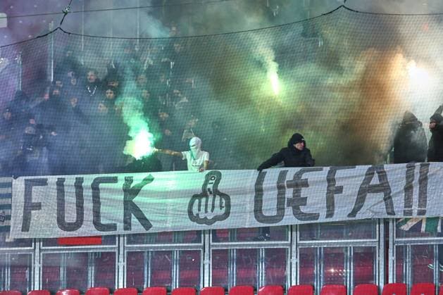 Leipzig, Sachsen, Deutschland, 22.01.2025: Red-Bull-Arena: Champions League: RB Leipzig - Sporting Lissabon: Fans protestieren gegen die Uefa und zeigen vermummt und mit Pyrotechnik ausgestattet ein Banner Fuck Uefa Copyright: xdtsxNachrichtenagenturx dts_56201