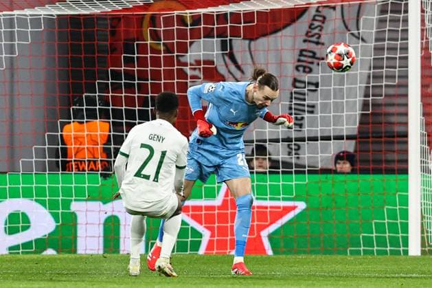 Torwart Maarten Vandevoordt (RB Leipzig,26) klärt mit dem Kopf gegen Geny Catamo (Sporting Lissabon,21)) - Champions League Ligaphase Saison 2024-2025 RB Leipzig vs. Sporting Lissabon in der Red Bull Arena in Leipzig - Aktion,Fussball,Deutschland,Mann,Männer,22.01.2025