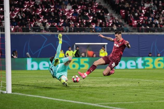 Torschütze Benjamin Sesko (RB Leipzig,30) trifft zum 1-0 gegen Goalkeeper Franco Israel (Sporting Lissabon,1) - Champions League Ligaphase Saison 2024-2025 RB Leipzig vs. Sporting Lissabon in der Red Bull Arena in Leipzig - Aktion,Fussball,Deutschland,Mann,Männer,22.01.2025