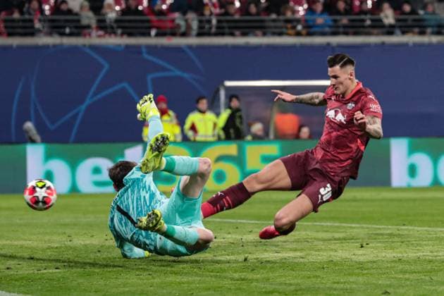 Torschütze Benjamin Sesko (RB Leipzig,30) trifft zum 1-0 gegen Goalkeeper Franco Israel (Sporting Lissabon,1) - Champions League Ligaphase Saison 2024-2025 RB Leipzig vs. Sporting Lissabon in der Red Bull Arena in Leipzig - Aktion,Fussball,Deutschland,Mann,Männer,22.01.2025