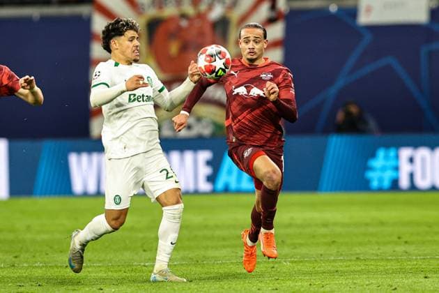Xavi Simons (RB Leipzig,10) gegen Maxi Araujo (Sporting Lissabon,20) - Champions League Ligaphase Saison 2024-2025 RB Leipzig vs. Sporting Lissabon in der Red Bull Arena in Leipzig - Aktion,Fussball,Deutschland,Mann,Männer,22.01.2025