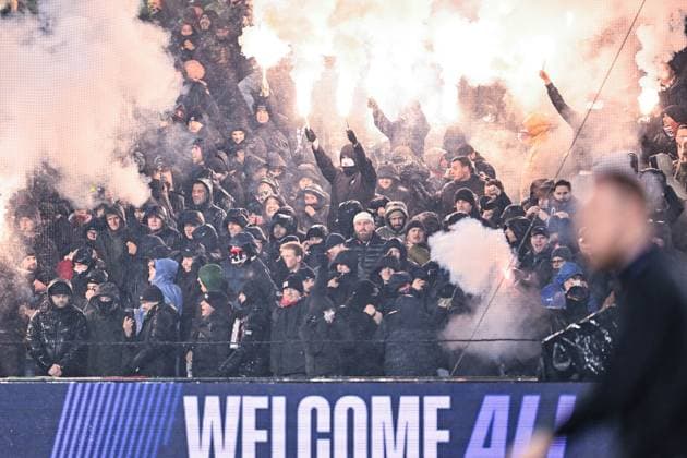 22.01.2025, Fussball UEFA Champions League 2024 2025, 7.Spieltag, Feyenoord Rotterdam - FC Bayern München, im De Kuip, Fans Pyrotechnik