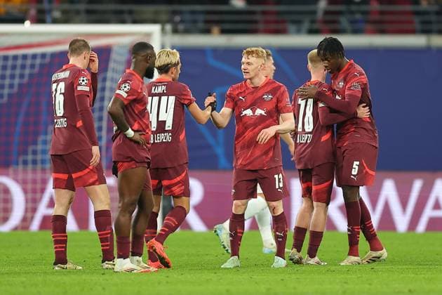 RB Leipzig - Sporting Lissabon Champions League Leipzig, 22.01.2025, Red Bull Arena, Fussball, Männer, Saison 2024 2025, UEFA Champions League, 7. Spieltag , RB Leipzig - Sporting Lissabon 2:1 (1:0) , Im Bild: Spieler RB Leipzig klatschen nach dem Abpfiff ab ,