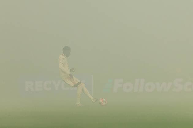 UEFA Champions League: Feyenoord Rotterdam - FC Bayern München; 22.01.2025 Alphonso Davies (FC Bayern München, 19) hält sich im Nebel warm UEFA Champions League: Feyenoord Rotterdam - FC Bayern München, Rotterdam, Stadion Feijenoord De Kuip am 22.01.2025 Copyright: xBEAUTIFULxSPORTS Wunderlx