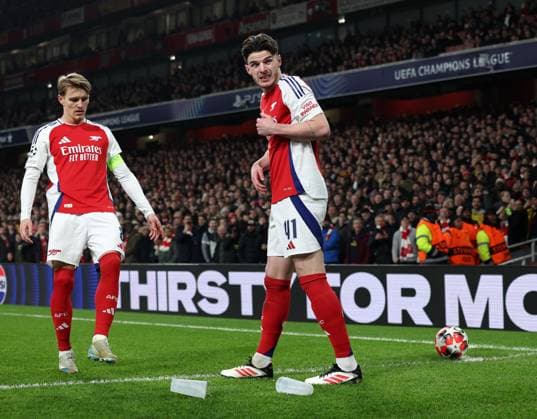 London, England, 22nd January 2025. Arsenal s Declan Rice looks on as he is pelted with objects during the UEFA Champions League match at the Emirates Stadium, London. Picture credit should read: David Klein Sportimage EDITORIAL USE ONLY. No use with unauthorised audio, video, data, fixture lists, club league logos or live services. Online in-match use limited to 120 images, no video emulation. No use in betting, games or single club league player publications. SPI_003_DK_Arsneal_Zagreb SPI-3614-0003