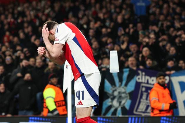 Sport Bilder des Tages Arsenal v Dinamo Zagreb 22 January 2025, London - Champions League Football - Arsenal v GNK Dinamo Zagreb - Declan Rice of Arsenal avoids objects being thrown at him by Zagreb fans - Photo: Charlotte Wilson Offside. London UK Copyright: xCharlottexWilsonx xOffsidexOffside