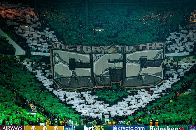 Fussball: UEFA Champions League 2024 2025, Spieltag 7 - Celtic Glasgow vs. Young Boys Bern (YB) - Celtic Park (Glasgow, Schottland): Celtic Fans mit Choreografie Copyright: xJOERANxSTEINSIEKx