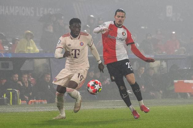 22.01.2025, Fussball: UEFA Champions League, Saison 2024 2025, Spieltag 07, Feyenoord Rotterdam - FC Bayern Muenchen im Stadion DE KUIP in Rotterdam. Zweikampf zwischen Alphonso Davies (FC Bayern Muenchen, 19) und Anis Hadj Moussa (Feyenoord Rotterdam, 23). Foto: Kirchner-Media TH Copyright: xKirchner-Media THx