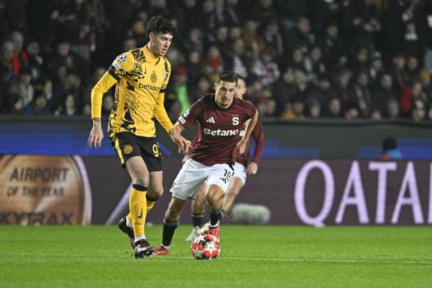 From left Alessandro Bastoni of Inter and Lukas Sadilek of Sparta in action during the Football Champions League 7th round match: Sparta Prague vs Inter Milan in Prague, Czech Republic, January 22, 2025. (CTKxPhoto KaterinaxSulova) CTKPhotoP2025012208542  CTKPhotoP2025012208542