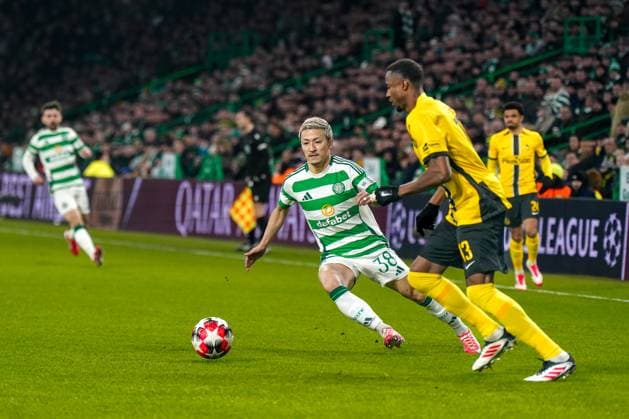 Fussball: UEFA Champions League 2024 2025, Spieltag 7 - Celtic Glasgow vs. Young Boys Bern (YB) - Celtic Park (Glasgow, Schottland): Daizen Maeda (Celtic Glasgow, 38) und Mohamed Ali Camara Mohamed Camara (Young Boys Bern, 13) Copyright: xJOERANxSTEINSIEKx