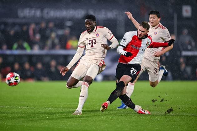 22.01.2025, Fussball UEFA Champions League 2024 2025, 7.Spieltag, Feyenoord Rotterdam - FC Bayern München, im De Kuip, Alphonso Davies (FC Bayern München) (l), Santiago Gimenez (Feyenoord Rotterdam) erzielt das Tor zum 1:0.