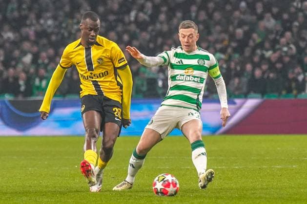 Fussball: UEFA Champions League 2024 2025, Spieltag 7 - Celtic Glasgow vs. Young Boys Bern (YB) - Celtic Park (Glasgow, Schottland): Cheikh Niasse Cheick Niasse (Young Boys Bern, 20) mit Callum McGregor (Celtic Glasgow, 42) Copyright: xJOERANxSTEINSIEKx